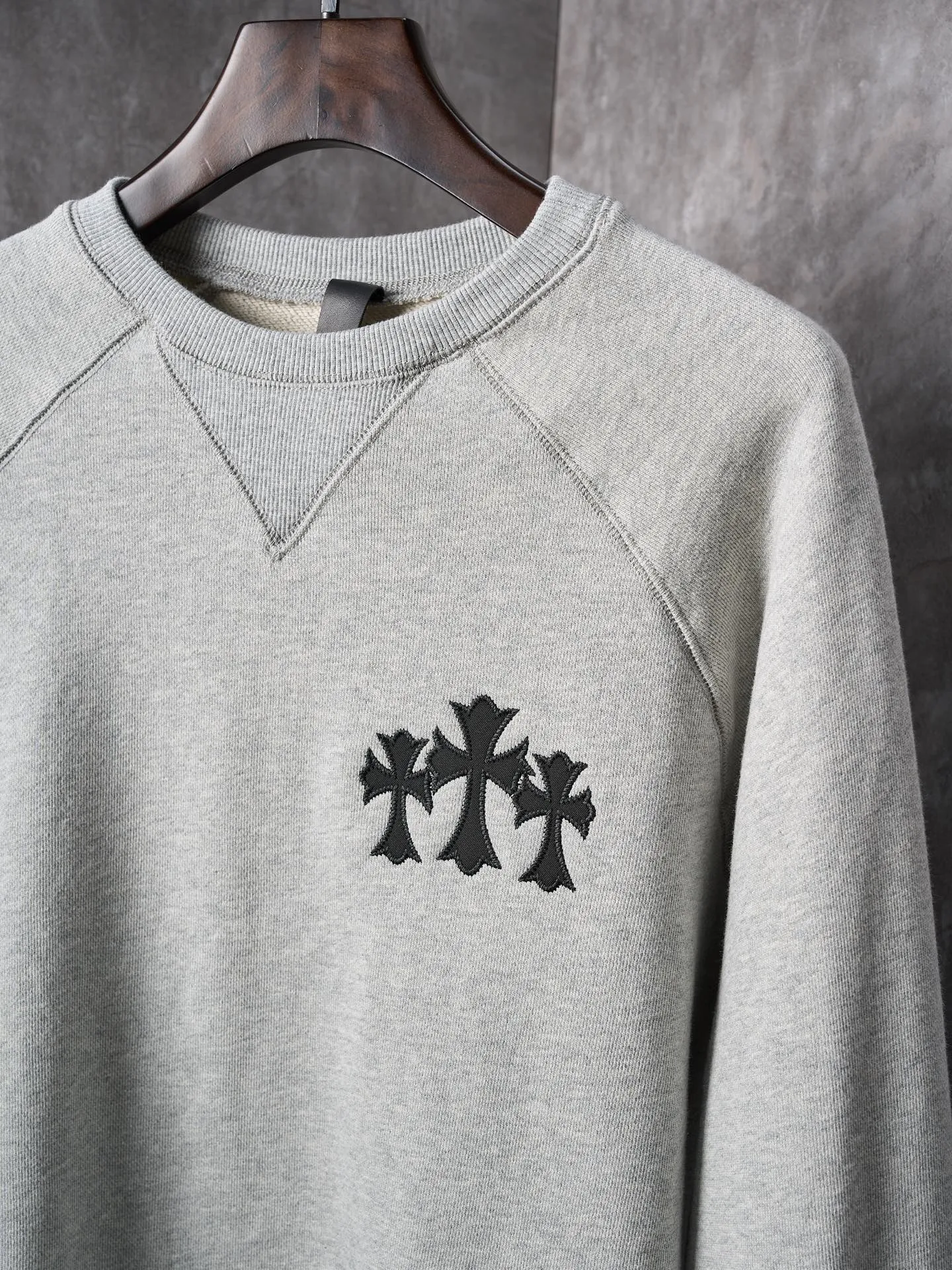 P400 price reduction [actual auction] Chrome Hearts/Ch cross logo patch embroidered round neck sweatshirt [ready in stock] S M L XL custom-made heavy fortress interwoven air cotton, full of texture, thick and solid, based on high-end ash tones, with a beauty that coexists with vicissitudes of life and elegance. With the Chrome Hearts cross patch embroidery decoration on the chest, it becomes the ultimate interpretation of dark gothic style. CH Gothic font is the finishing touch on the back panel. Let the totem become your spiritual thorn point. The logo iron plate sways slightly with the swing of the body, adding a sense of movement and vitality. It is unobtrusive but has an indescribable aura, interpreting the perfect blend of retro and luxury. Process 1: Using imported machine appliqué embroidery technology. Using advanced computer control systems and precision mechanical components, the Chrome Hearts logo appliqué embroidery operation is realized, showing an embroidery effect with both clarity and three-dimensionality. Process 2: The fabrics have been washed. Better feel and texture, not easy to deform, not easy to shrink, not easy to fade, maintain long-term beauty, accessories: customized 1:1 CH iron plate, customized 1:1 CH trademark, version: loose version, size: S M L XL, style number: CC917-B20